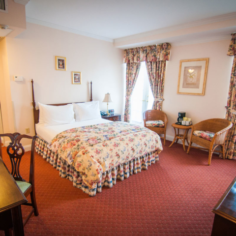 Balcony Queen overview, red carpet and floral patterns