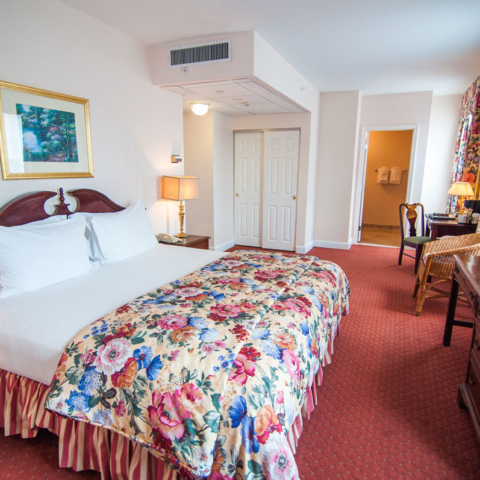 King overview. Bed, desk, and bathroom